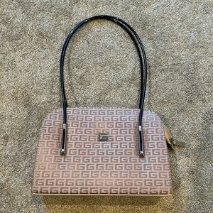 Tan/beige purse with “G” on it.